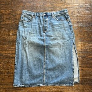 LEVIS
MIDI denim skirt
Side slit
Size 33
